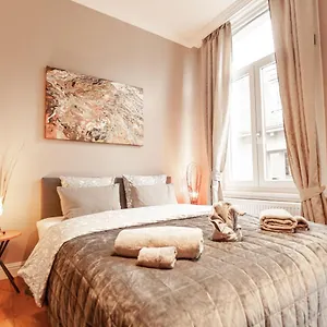 Luxury Palace By Rikas Apartment